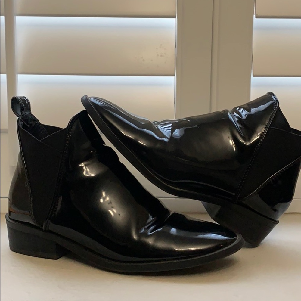 Trendy black woman booties 6 1/2.